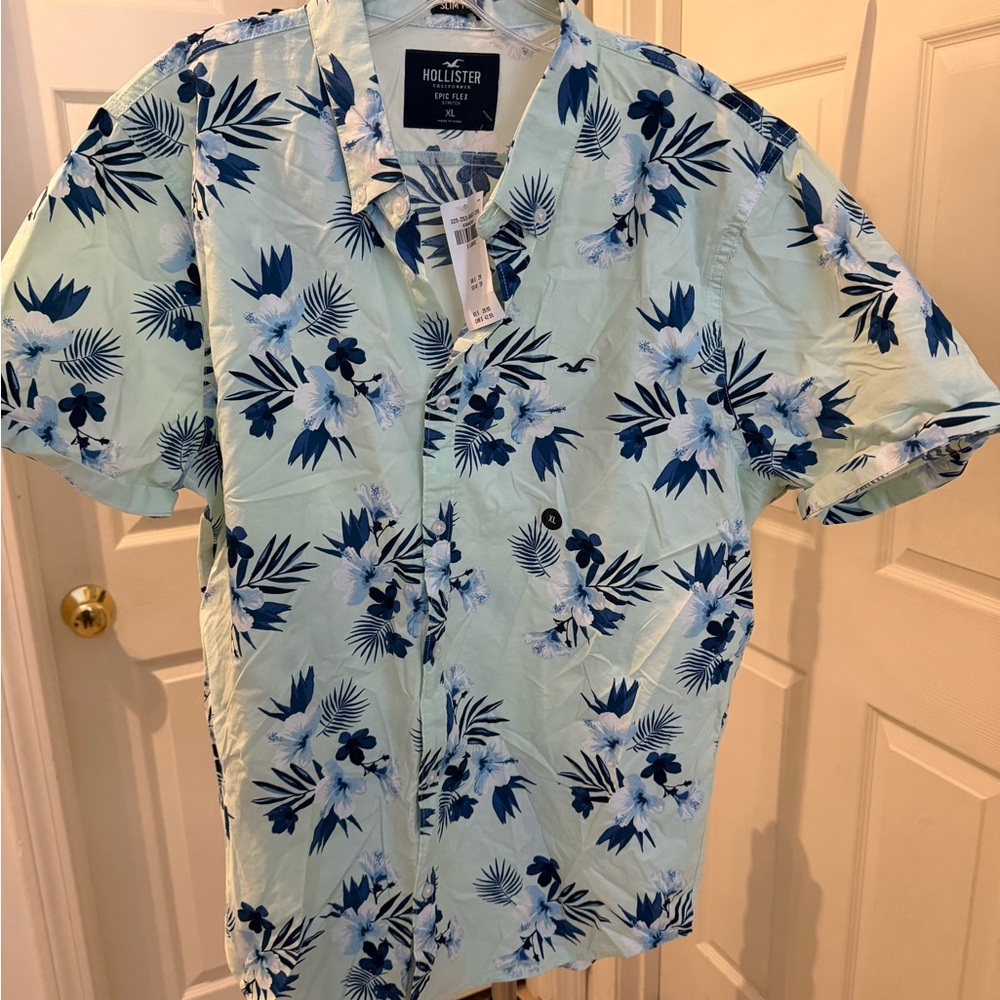 Hollister Men's Tropical Floral Shirt - Light Green and Navy